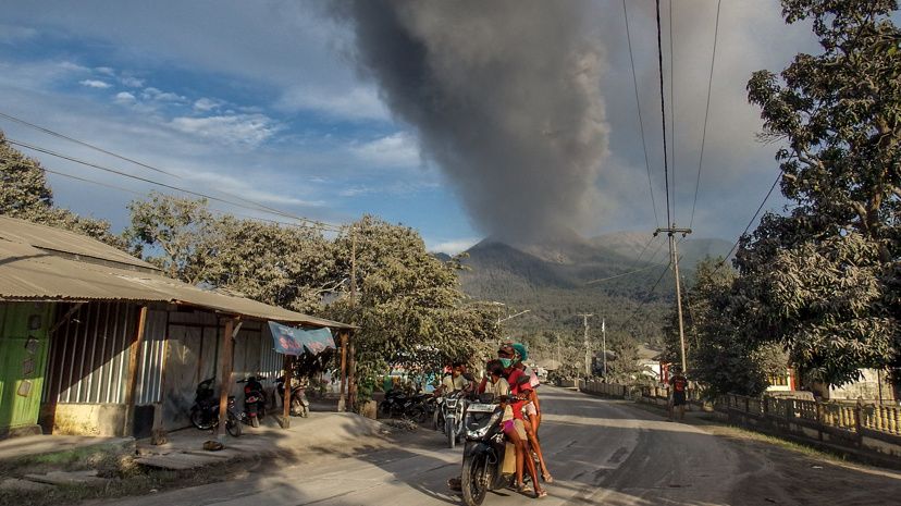 OMONDO ENVIRONNEMENT - Indonésie : un nuage de cendres de près de 8 kilomètres dans une nouvelle éruption volcanique