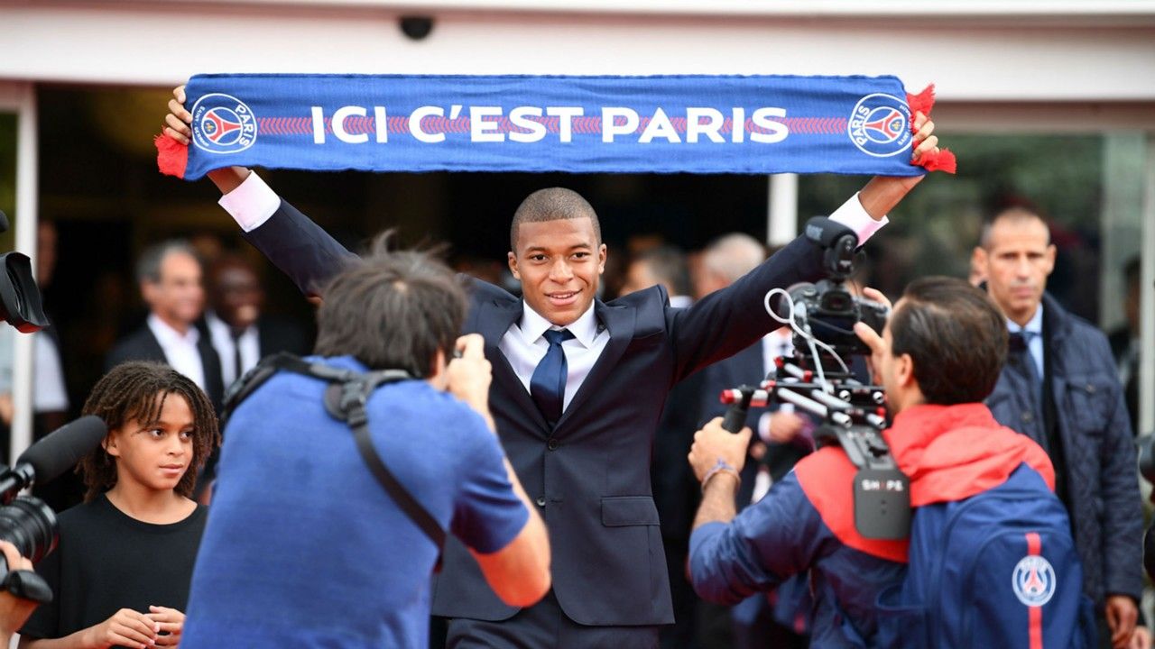 PSG , Kylian Mbappé. Les Ultras de Paris honorent et disent « Adieu » à leur idole sur le départ.