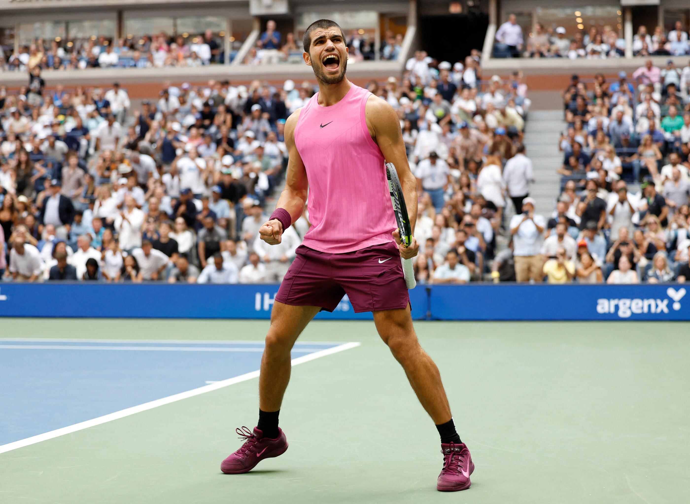 Carlos Alcaraz domine Novak Djokovic et file en finale de l’US Open