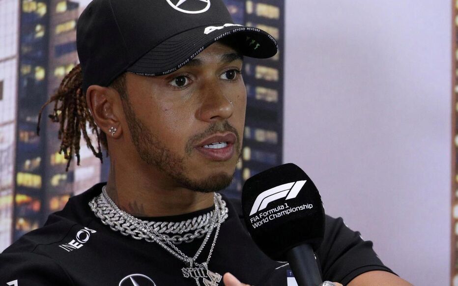 Stars et people : Lewis Hamilton se prend au jeu - On l'a vu à Paris au stade