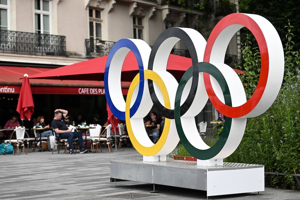 Le Comité International Olympique (CIO) a franchi le Rubicon : 2025 marque la naissance des "Olympic Esports Games". Cette décision historique entérine la fusion entre sport traditionnel et compétition numérique, reflétant une mutation profonde des habitudes de consommation culturelle et de l'engagement des nouvelles générations. La quête de l'audience "Gen Z" Pendant des années, le débat sur la place de l'e-sport aux JO a divisé. Aujourd'hui, la réalité démographique l'a emporté. Face au vieillissement de l'audience des disciplines classiques (athlétisme, natation), le CIO devait se renouveler pour rester pertinent auprès des moins de 30 ans. L'officialisation des JO Virtuels n'est pas une simple concession commerciale, c'est une stratégie de survie institutionnelle. L'e-sport n'est plus une sous-culture de niche. Avec des audiences mondiales dépassant celles de la NBA et des structures professionnelles calquées sur le modèle des clubs de football, il possède tous les attributs du sport de haut niveau : entraînement intensif, staffs médicaux, analyses tactiques par IA et pression mentale extrême. Le CIO a toutefois imposé ses règles : les jeux sélectionnés doivent respecter les "valeurs olympiques", privilégiant les simulations sportives et les jeux de stratégie aux jeux de tir violents. Vers un athlète hybride : La fin du clivage physique/virtuel L'une des évolutions les plus fascinantes est l'émergence des "sports connectés" (Virtual Sports). Le cyclisme sur simulateur (comme Zwift) ou l'aviron connecté floutent la frontière entre l'effort physique réel et l'interface numérique. Dans ces disciplines, l'athlète produit une puissance réelle qui est transposée dans un monde virtuel. Cette hybridation attire de nouveaux types de sponsors issus de la tech et de la santé connectée. Elle pose aussi de nouveaux défis réglementaires : le dopage technologique (hack de logiciel, optimisation de code) devient aussi préoccupant que le dopage chimique. L'Agence Mondiale Antidopage travaille désormais main dans la main avec des ingénieurs informatiques pour garantir l'équité des compétitions. Une économie de l'attention et du spectacle L'entrée de l'e-sport dans l'arène olympique modifie aussi la manière dont l'événement est produit. Les JO Virtuels sont conçus pour être consommés sur Twitch ou YouTube, avec une interactivité en temps réel que les médias traditionnels peinent à égaler. Le spectateur ne regarde plus seulement, il participe via des statistiques en direct, des caméras subjectives et des environnements en réalité augmentée. Cette mutation sociétale place le jeu vidéo au rang d'outil de diplomatie et d'inclusion. Elle permet à des nations disposant de moins d'infrastructures physiques de briller grâce à leurs talents numériques. Conclusion : Les Jeux Olympiques Virtuels marquent la fin d'un vieux monde. En intégrant l'e-sport, l'Olympisme reconnaît que la performance humaine ne se limite plus aux muscles, mais s'étend désormais aux réflexes cognitifs et à la maîtrise technologique. C'est le début d'une ère où le "Citius, Altius, Fortius" (Plus vite, plus haut, plus fort) se conjugue aussi en binaire.