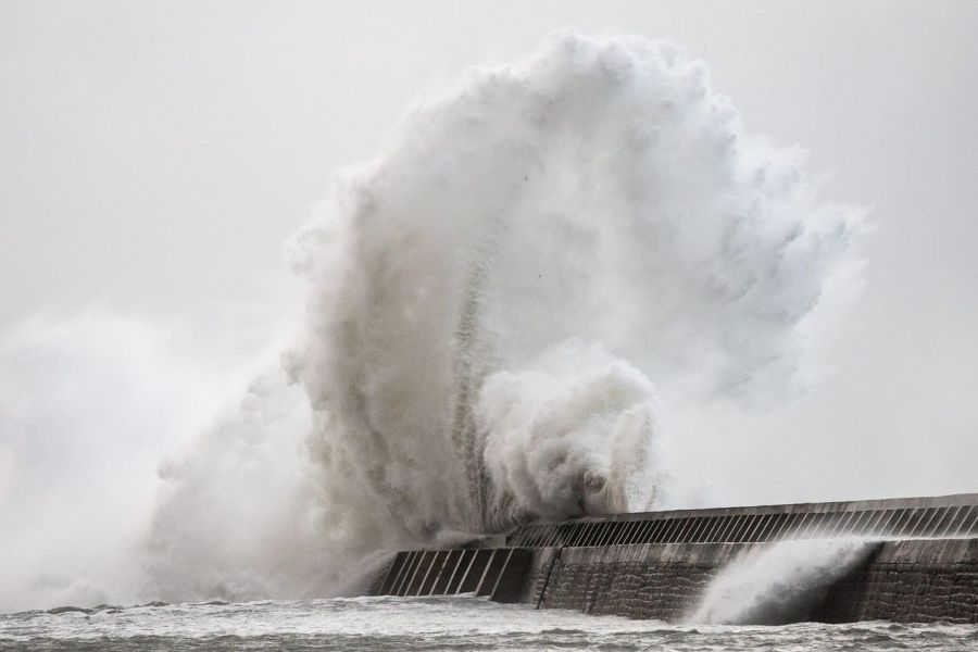Onze départements en vigilance orange pour des violents orages et des vagues de 4 à 5 mètres sur la côte Atlantique