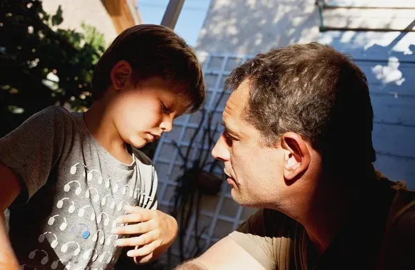 ÉDUCATION NATIONALE : LA GRANDE FRACTURE ENTRE LA FAMILLE ET L’ÉTAT – QUI DÉTIENT LA MORALE DE NOS ENFANTS ?