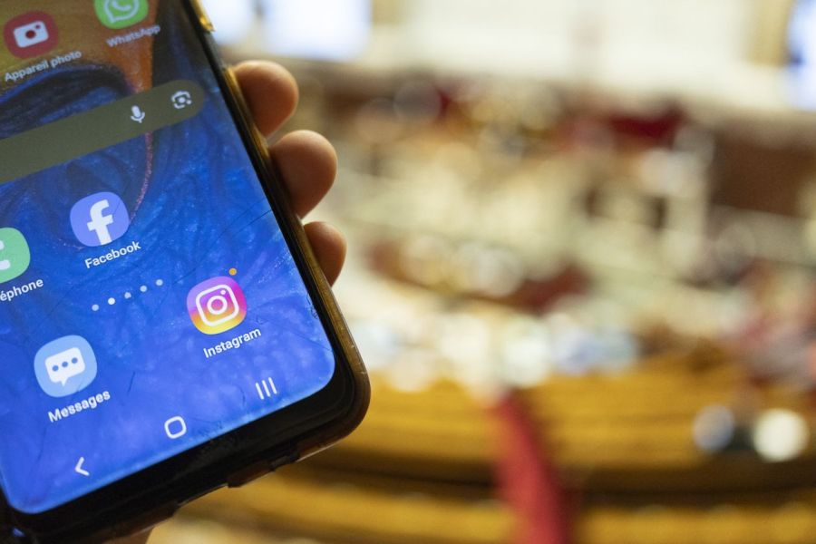 Interdiction des Réseaux Sociaux avant 15 ans : La France, Laboratoire de la "Majorité Numérique"