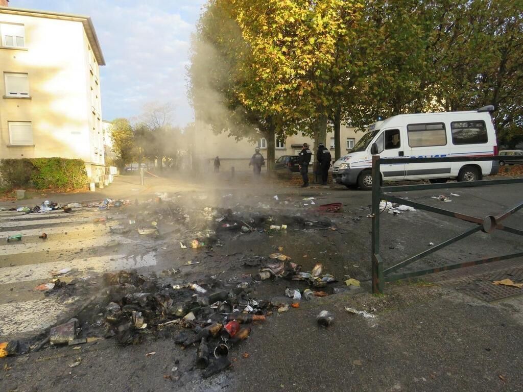 OMONDO FAITS DIVERS  -  Vénissieux : un lycée ciblé par des tirs de mortiers et des jets de pierres, un véhicule incendié