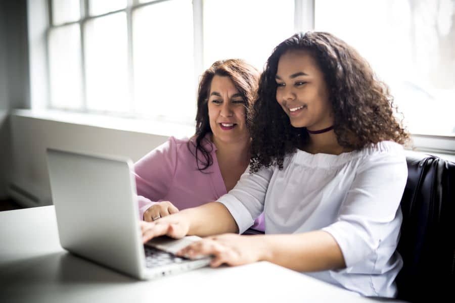 Journée internationale des droits des femmes 2025 : bilan des avancées et des défis
