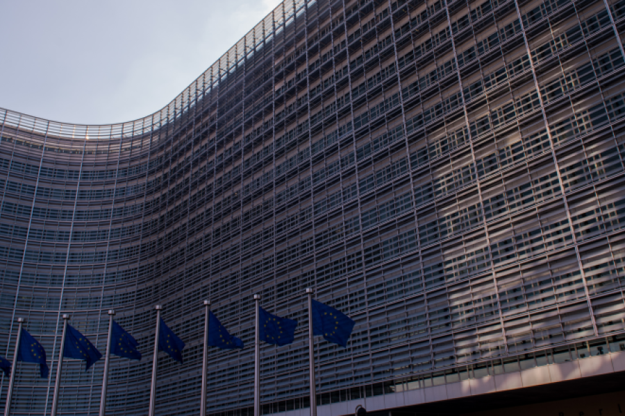 OMONDO TECH-  La Commission européenne adopte une régulation stricte sur l'utilisation de l'IA dans les espaces publics : un pas vers une gouvernance éthique