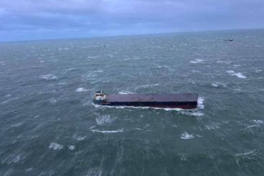 Tempête Darragh : une barge de plus de 120 mètres de long s'échoue en Seine-Maritime