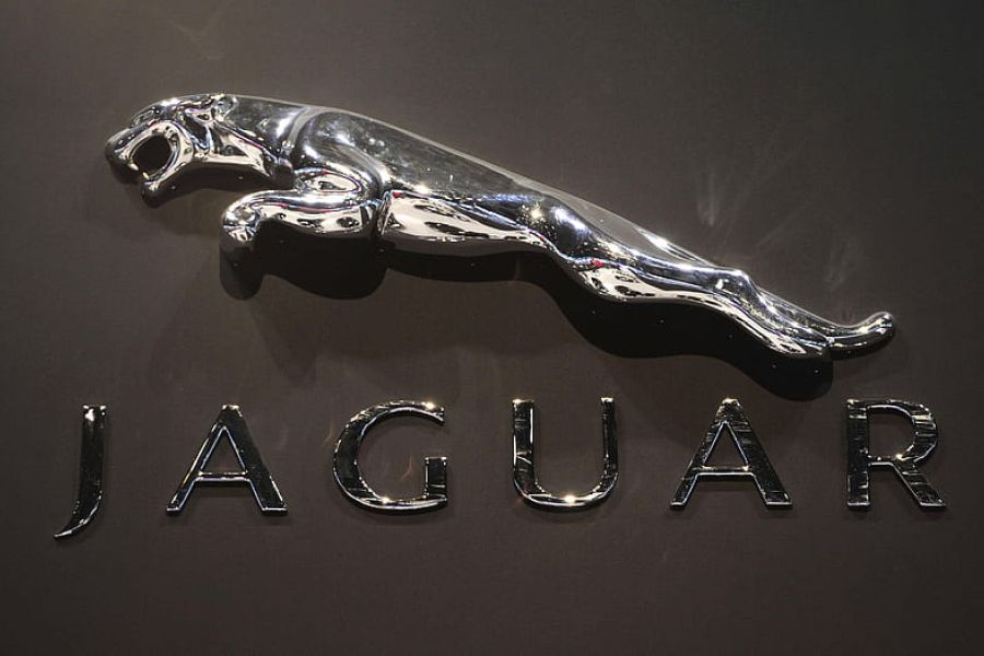 Jaguar épinglée pour sa nouvelle image jugée trop "woke" : un virage marketing qui divise