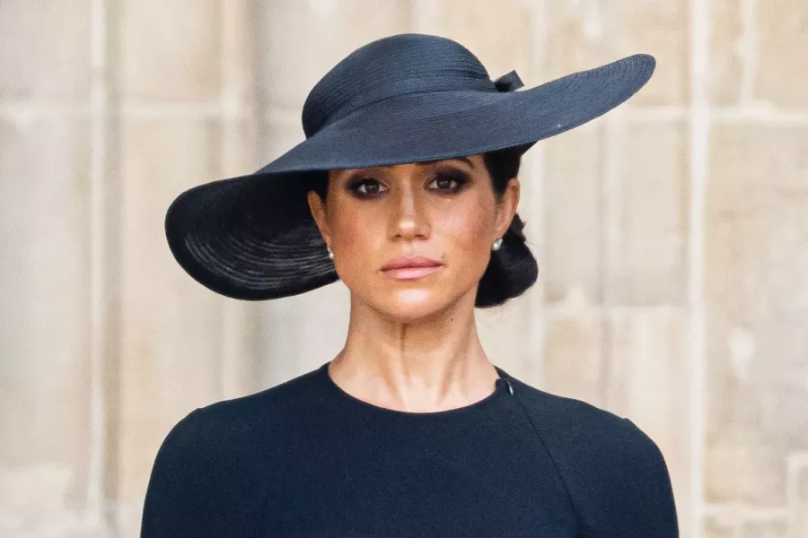 Meghan Markle secouée, confie son désarroi maternel après les funérailles historiques d’Elizabeth II – Entre devoir royal et douleur intime