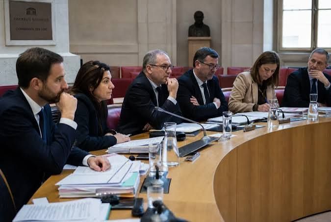 Loi présomption légitime défense police 2026 : l'Assemblée nationale vote un texte historique qui fracture la France