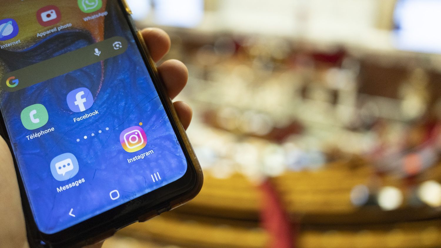 Interdiction des Réseaux Sociaux avant 15 ans : La France, Laboratoire de la "Majorité Numérique"