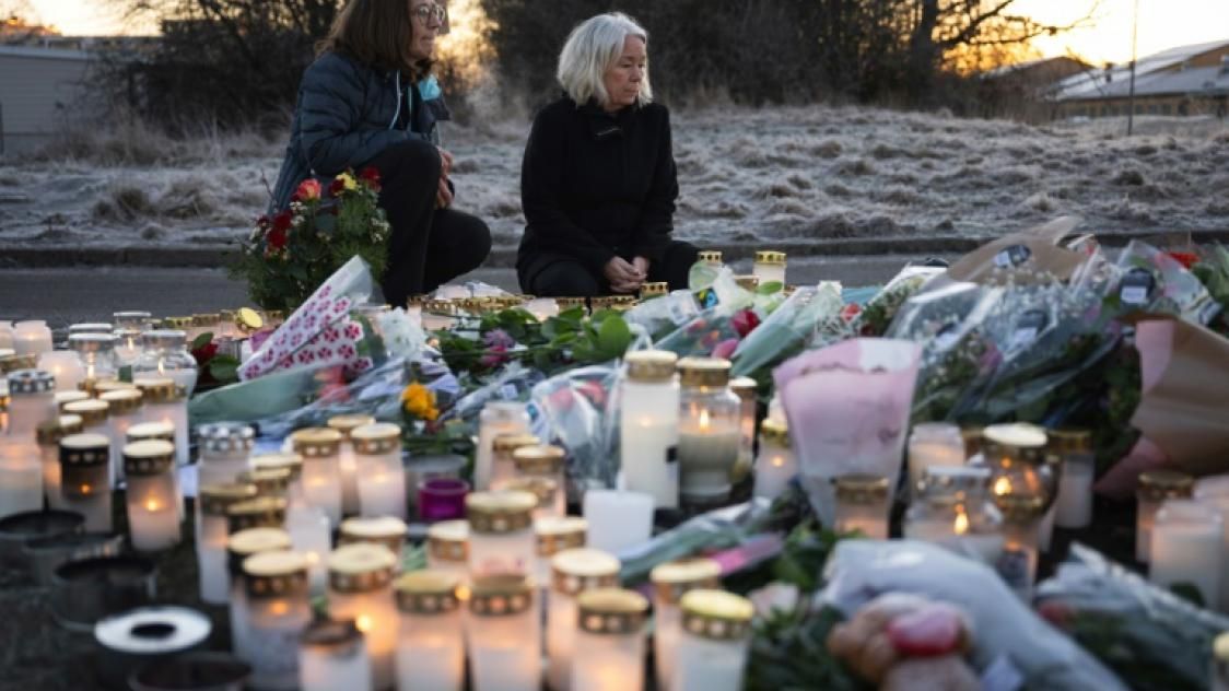 Fusillade en Suède - Le roi, la reine et le premier ministre se recueillent près du lieu du drame