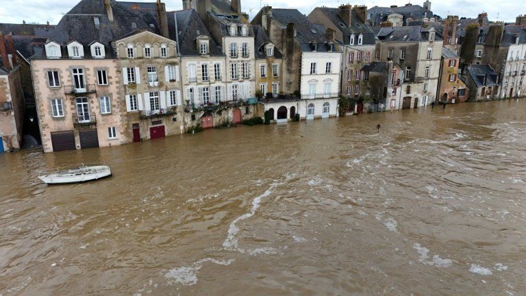 Inondations en France : la décrue s'amorce dans l'Ouest, mais la vigilance reste de mise