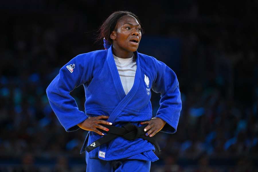 « Je n’accepte pas » : la médaille d’argent et les larmes pour Clarisse Agbégnénou, disqualifiée en finale de l’Euro de judo
