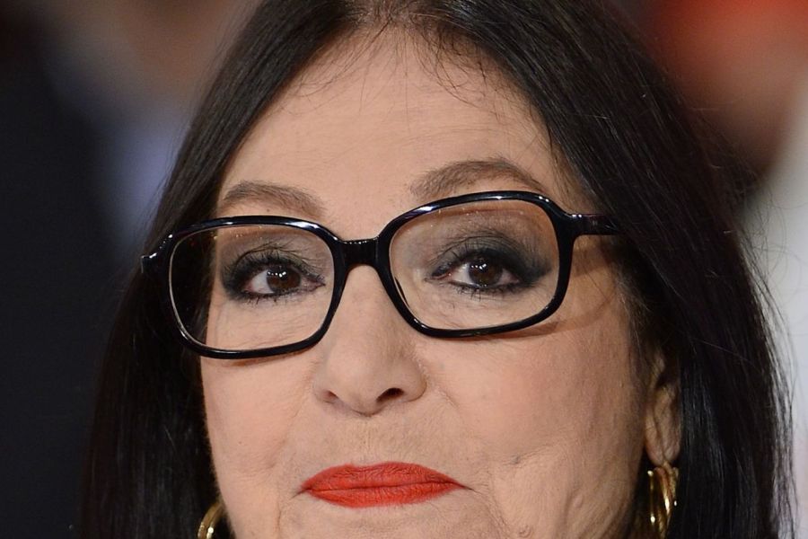 OMONDO STARS ET PEOPLE  -  Nana Mouskouri annonce la fin de sa carrière scénique à 90 ans : un adieu émouvant à la scène