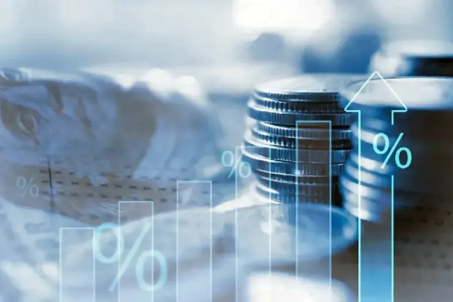 Exclusivité OMONDO.INFO – Analyse de Données et Statistiques Financières La science des données au service de la vérité Derrière les titres spectaculaires des journaux télévisés se cache une réalité mathématique implacable. Anna Maertens, statisticienne de renommée mondiale et consultante pour les plus grandes institutions financières, a passé les 17 derniers jours à analyser les micro-mouvements des marchés. Pour OMONDO.INFO, elle livre un rapport détaillé qui vient contredire certaines idées reçues sur la résilience des marchés mondiaux. « Ce que nous observons, ce n'est pas une panique généralisée, mais une segmentation chirurgicale de l'économie », explique Maertens. Selon ses algorithmes, la volatilité actuelle est la plus "intelligente" de l'histoire moderne. Elle ne frappe pas tous les secteurs de la même manière, car les investisseurs utilisent désormais l'IA pour isoler les actifs directement menacés des actifs protégés par la "Doctrine Trump". Les chiffres parlent : Un monde à deux vitesses Les statistiques compilées par l'équipe de Maertens révèlent des tendances fascinantes : •	Flux de Capitaux : Une fuite de 120 milliards de dollars des banques du Moyen-Orient vers les places financières de Singapour et de Casablanca en moins de deux semaines. •	Coûts Logistiques : Une augmentation de 310 % des primes d'assurance pour le fret maritime non escorté, contre seulement 12 % pour les convois sous protection technologique internationale. •	Indice de Confiance : Chute de 45 points du moral des entreprises en Europe, tandis que l'indice reste stable, voire progresse de 3 points en Asie du Sud-Est, portée par l'anticipation d'une redirection des commandes industrielles. L'impact sur la "Nouvelle Économie" belge et européenne En partenariat avec PEE-VALIS, Anna Maertens souligne le rôle pivot de la Belgique dans la gestion des données financières de crise. « Bruxelles et Anvers sont devenus des hubs de données où l'on calcule en temps réel le risque de rupture des chaînes d'approvisionnement. » Le Pr. Meryl complète cette analyse en soulignant que la volatilité n'est pas un ennemi pour tous : « Pour la nouvelle économie, la volatilité est un signal. Elle indique où les anciens modèles s'effondrent et où les nouvelles opportunités, notamment dans les technologies de dessalement et les énergies modulaires, émergent. » Conclusion : La fin de l'incertitude par le calcul L'analyse de Maertens montre que le monde de 2026 est capable de "digérer" une guerre majeure grâce à la puissance de calcul. Mais cette stabilité numérique cache une fragilité sociale : si les marchés tiennent, les populations, elles, subissent de plein fouet l'inflation des produits de base. Pour OMONDO.INFO, le défi des prochains jours sera de surveiller si la "froideur" des statistiques de Maertens peut s'accorder avec la réalité humaine sur le terrain.