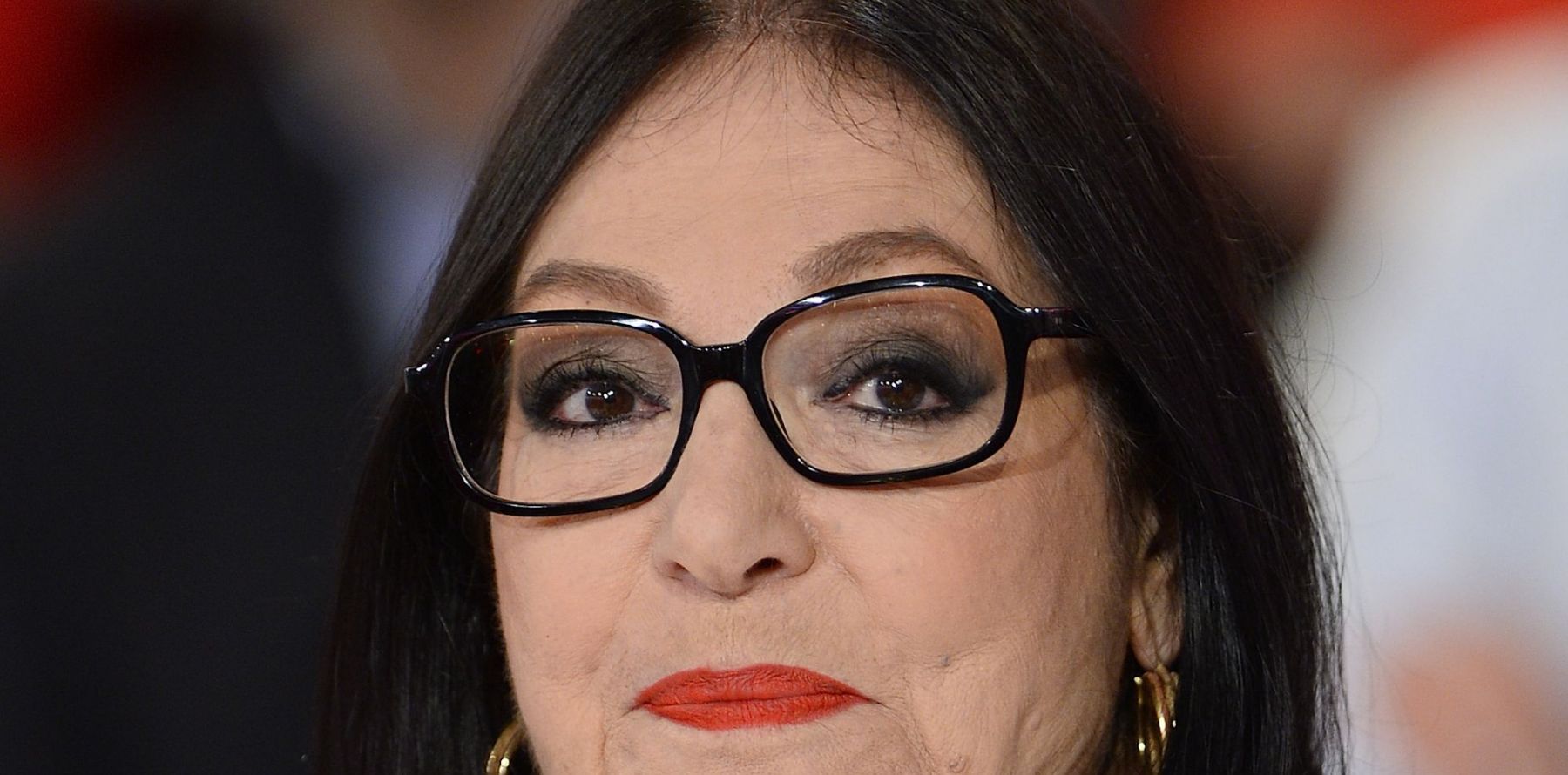 OMONDO STARS ET PEOPLE  -  Nana Mouskouri annonce la fin de sa carrière scénique à 90 ans : un adieu émouvant à la scène