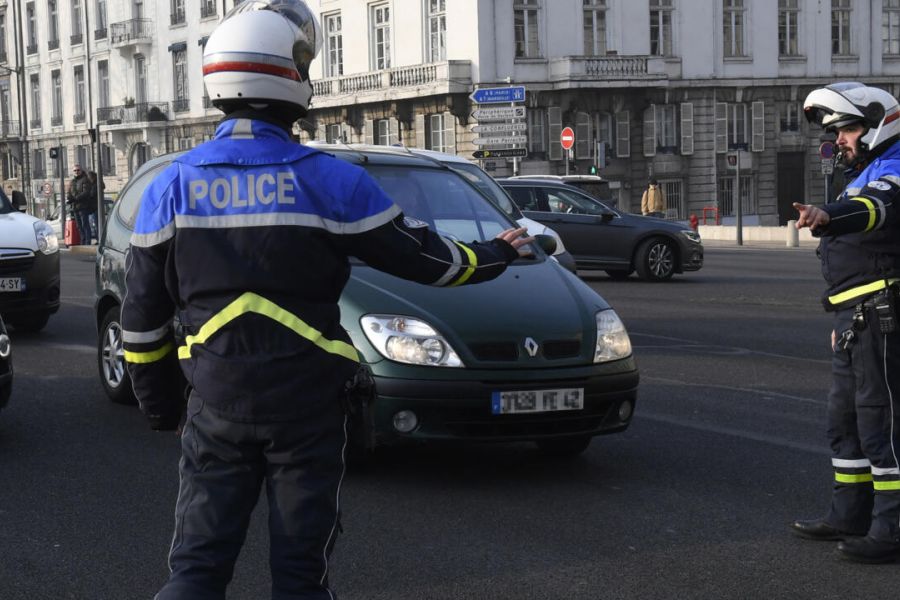 Refus d’obtempérer : la police française change de doctrine face aux chauffards, entre sécurité et libertés publiques