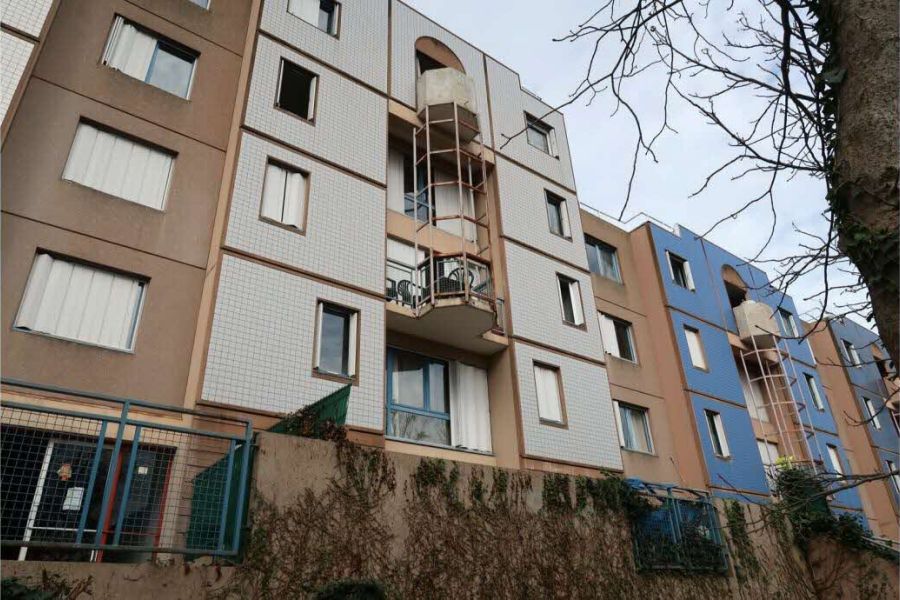 OMONDO FAITS DIVERS - Isère : décès tragique d'un enfant de huit ans après une chute du quatrième étage