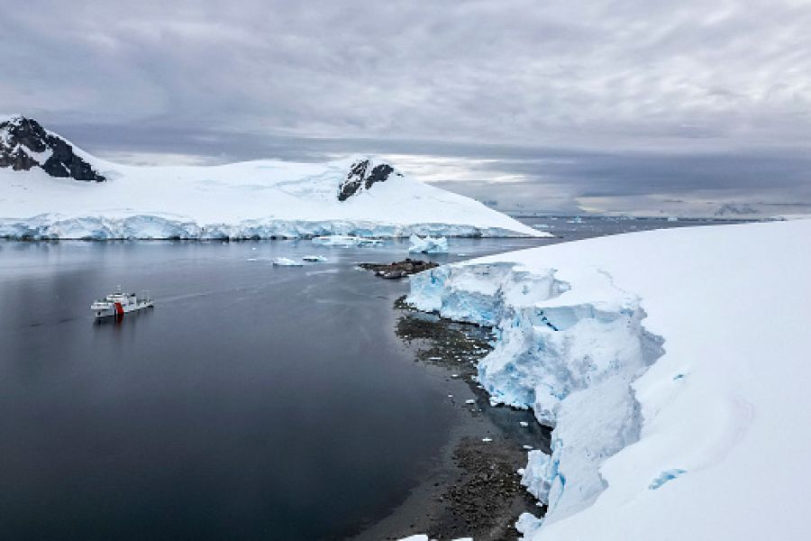 Le Plus Grand Iceberg du Monde S'Échoue au Large d'une Île Britannique : Une Menace Pour la Faune Sauvage ?