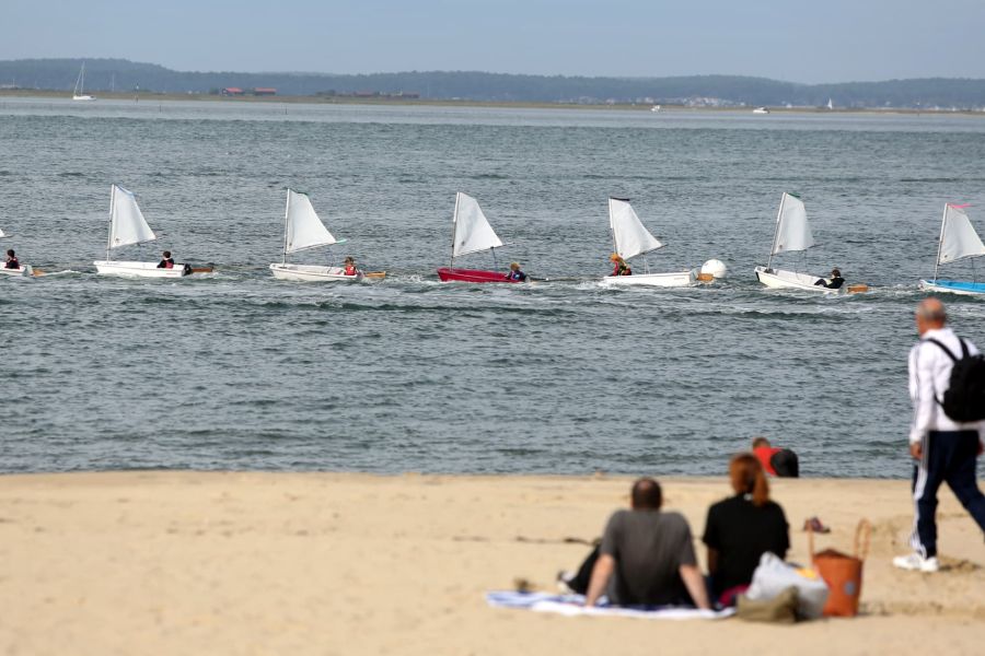 Arcachon : la famille d’un enfant tué en mer s’indigne de la remise en liberté du pêcheur récidiviste – Quand la justice et la société s’affrontent sur la question de la récidive