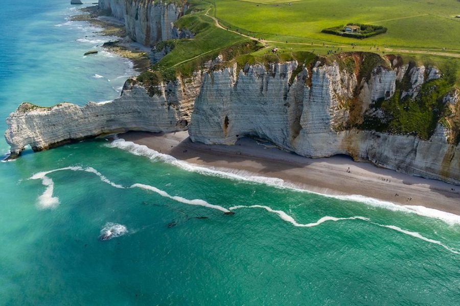 Tourisme Durable sur le Littoral — Les régions côtières françaises déploient de nouveaux quotas de fréquentation pour protéger les écosystèmes fragiles