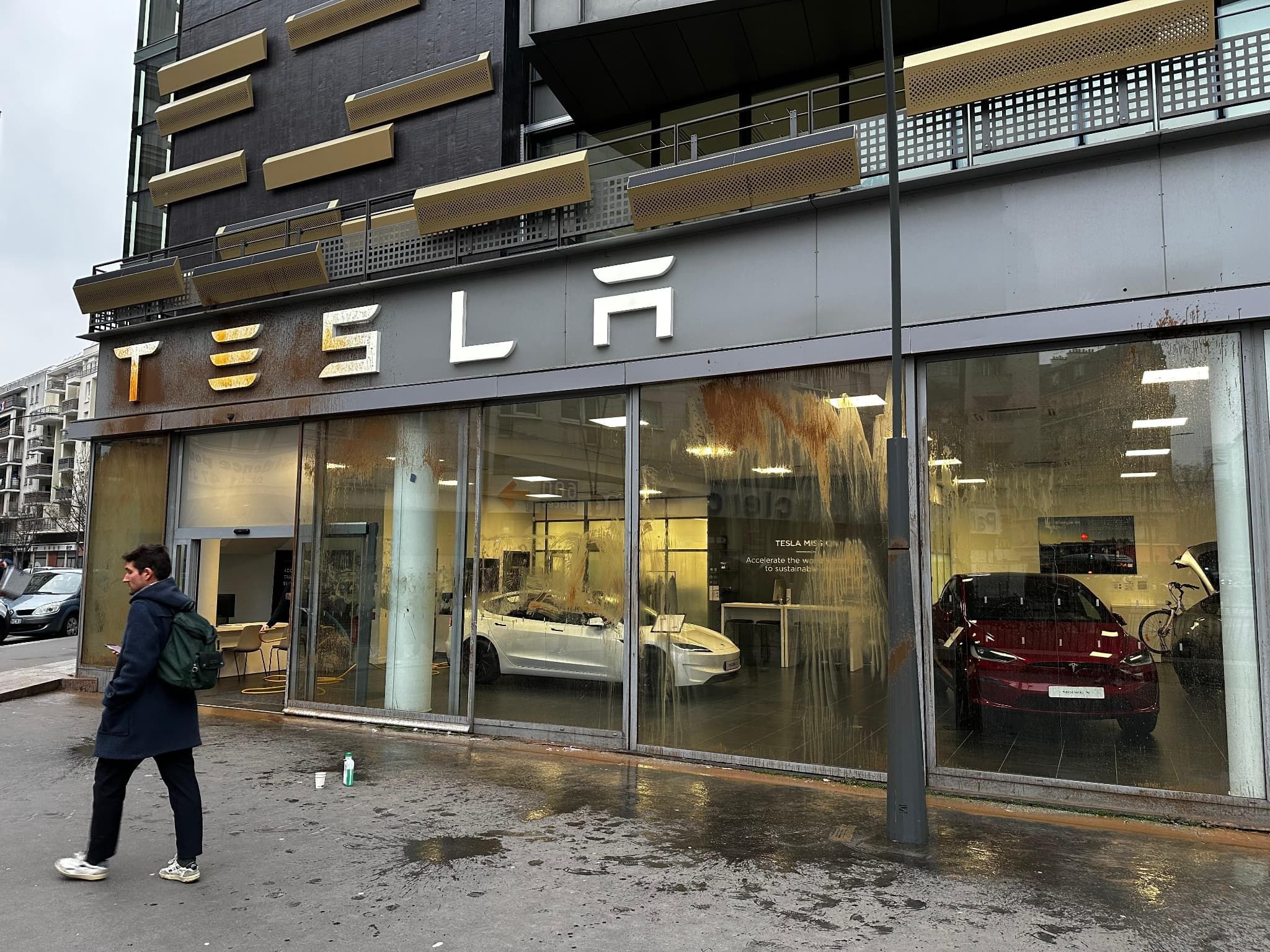 - Le siège français de Tesla vandalisé à Saint-Ouen : Un acte de protestation ciblé ou le reflet d'une contestation plus large contre l'industrie automobile et ses symboles ?