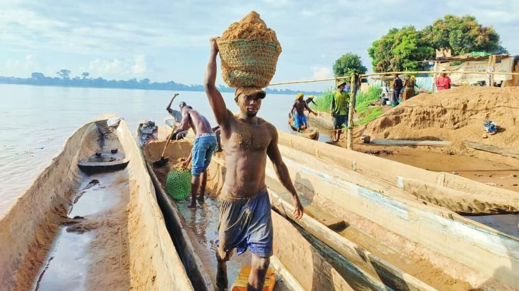 Le Sable et les Enjeux Écologiques de l'Oubangui : Enquête sur le Commerce Fluvial en Centrafrique