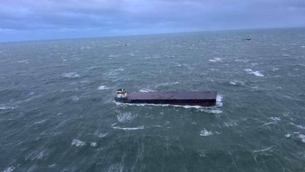 Tempête Darragh : une barge de plus de 120 mètres de long s'échoue en Seine-Maritime