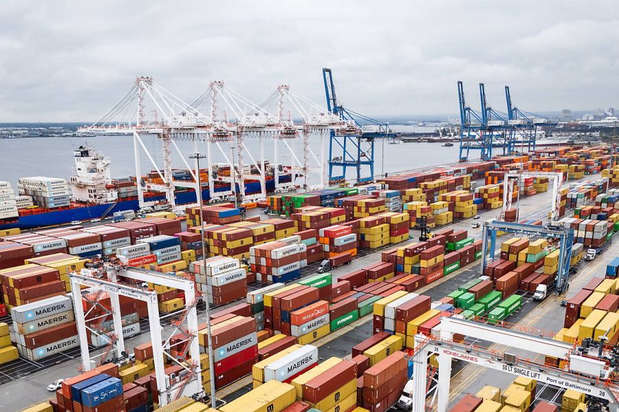 Le déficit commercial américain se creuse à 920 milliards de dollars en 2024