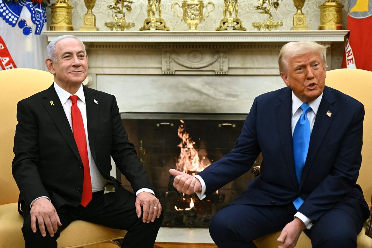 Le 25 septembre 2025, Donald Trump a surpris la communauté internationale en annonçant qu’il s’opposait fermement à l’annexion de la Cisjordanie par Israël, une décision qui marque une évolution notable dans la politique américaine au Proche-Orient. Dans une déclaration officielle, Trump a affirmé que cette annexion compromettrait gravement les efforts de paix dans la région et a précisé qu’un accord sur Gaza était désormais « assez proche », ouvrant la voie à une possible désescalade. Cette prise de position intervient dans un contexte de profonde tension politique et militaire. Israël, confronté à une situation sécuritaire instable, avait envisagé d’étendre sa souveraineté sur des portions de la Cisjordanie, un territoire palestinien occupé depuis 1967. Cette annonce avait suscité de vives réactions internationales, divisant partisans et opposants. Le changement de posture de Donald Trump, historiquement très favorable à Israël, est donc significatif. Son opposition à l’annexion envoie un message fort à Tel-Aviv et aux nations arabes qui suivent de près les évolutions diplomatiques dans cette zone sensible. Par ailleurs, la promesse d’un accord imminent sur la situation à Gaza, région isolée et en crise humanitaire majeure, suscite un espoir prudent. Le blocus israélo-égyptien sur Gaza, en place depuis plusieurs années, rend la vie des habitants extrêmement précaire, et tout accord susceptible d’améliorer les conditions est vivement attendu. La diplomatie américaine joue ici un rôle capital. Le positionnement de Trump pourrait influencer durablement l’équilibre régional, en responsabilisant Israël tout en recherchant un compromis qui évite une nouvelle escalade majeure. Les observateurs estiment que ces annonces pourraient également renforcer le rôle des États-Unis en tant que médiateur incontournable dans ce conflit séculaire. Ce tournant diplomatique intervient alors que d’autres acteurs internationaux, comme l’Union européenne et les Nations Unies, multiplient les appels pour un respect strict du droit international et une reprise des négociations de paix. En résumé, la déclaration de Donald Trump, tout en évitant un soutien inconditionnel à l’annexion, montre une nouvelle forme de pragmatisme américain, probablement destinée à stabiliser une région en constante agitation et à s’assurer une influence stratégique dans les négociations à venir.