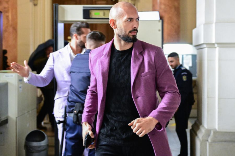 Andrew Tate, l'influenceur masculiniste, a quitté la Roumanie direction les États-Unis