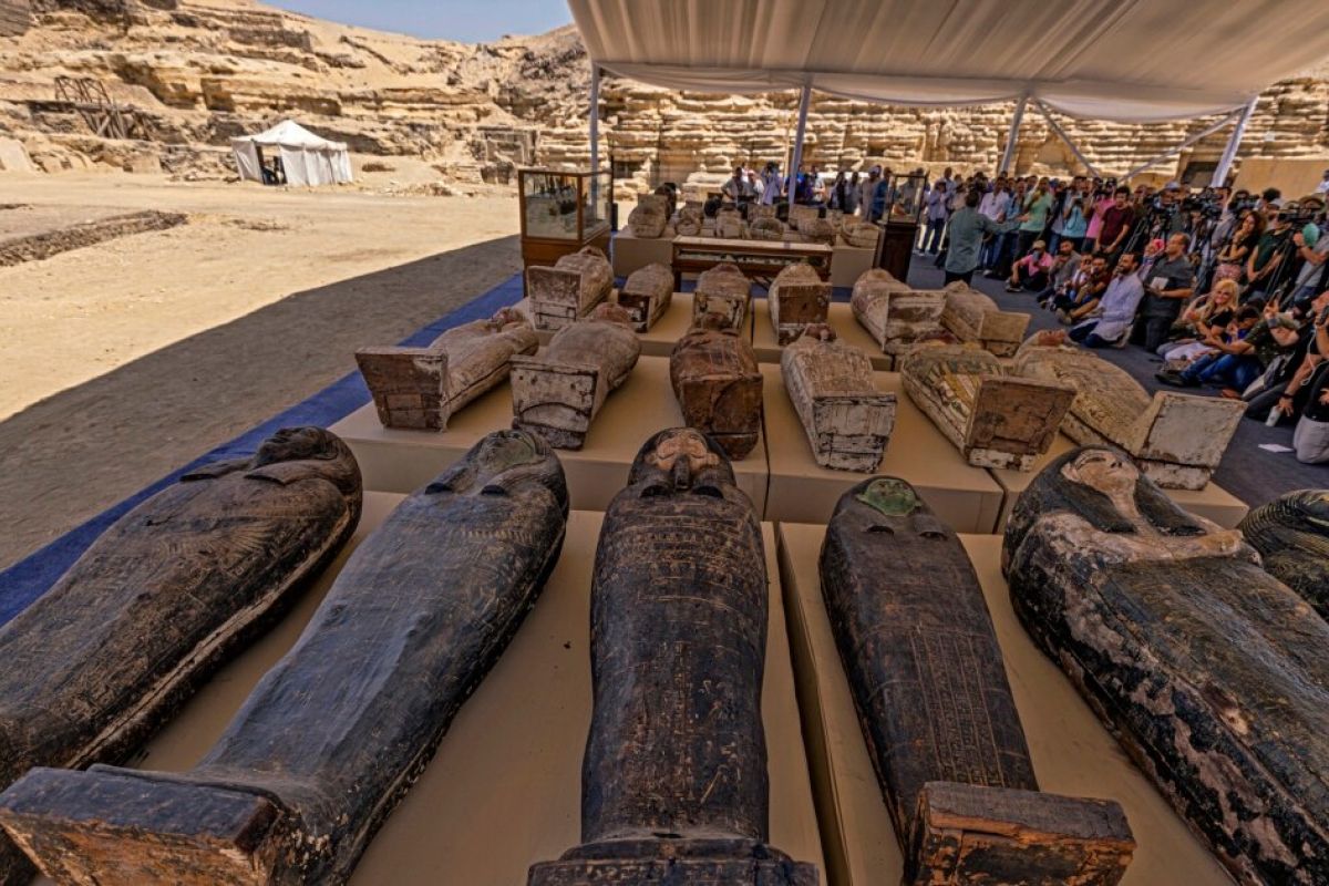 Recherches Archéologiques Majeures : Découverte d'une Nécropole Intacte à Saqqara