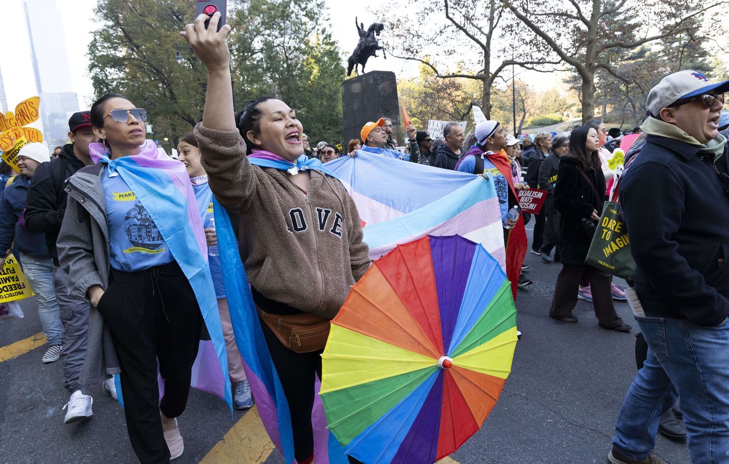 Plus de 2,8 millions de personnes s’identifient comme transgenres aux États-Unis en 2025 : une étude inédite sur la jeunesse