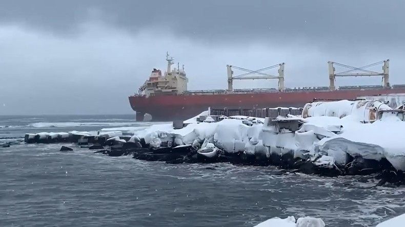 Russie : Les images impressionnantes d’un cargo chinois échoué en mer du Japon, avec 706 tonnes de fioul à bord.