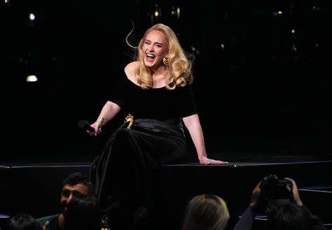 OMONDO CULTURE - Adele surprend ses fans avec un concert impromptu à Las Vegas