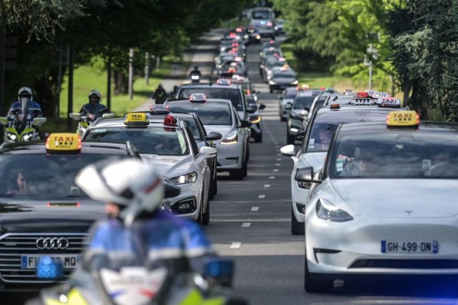 Grève des taxis à Biarritz et Pau : opération escargot et blocages, la colère persiste