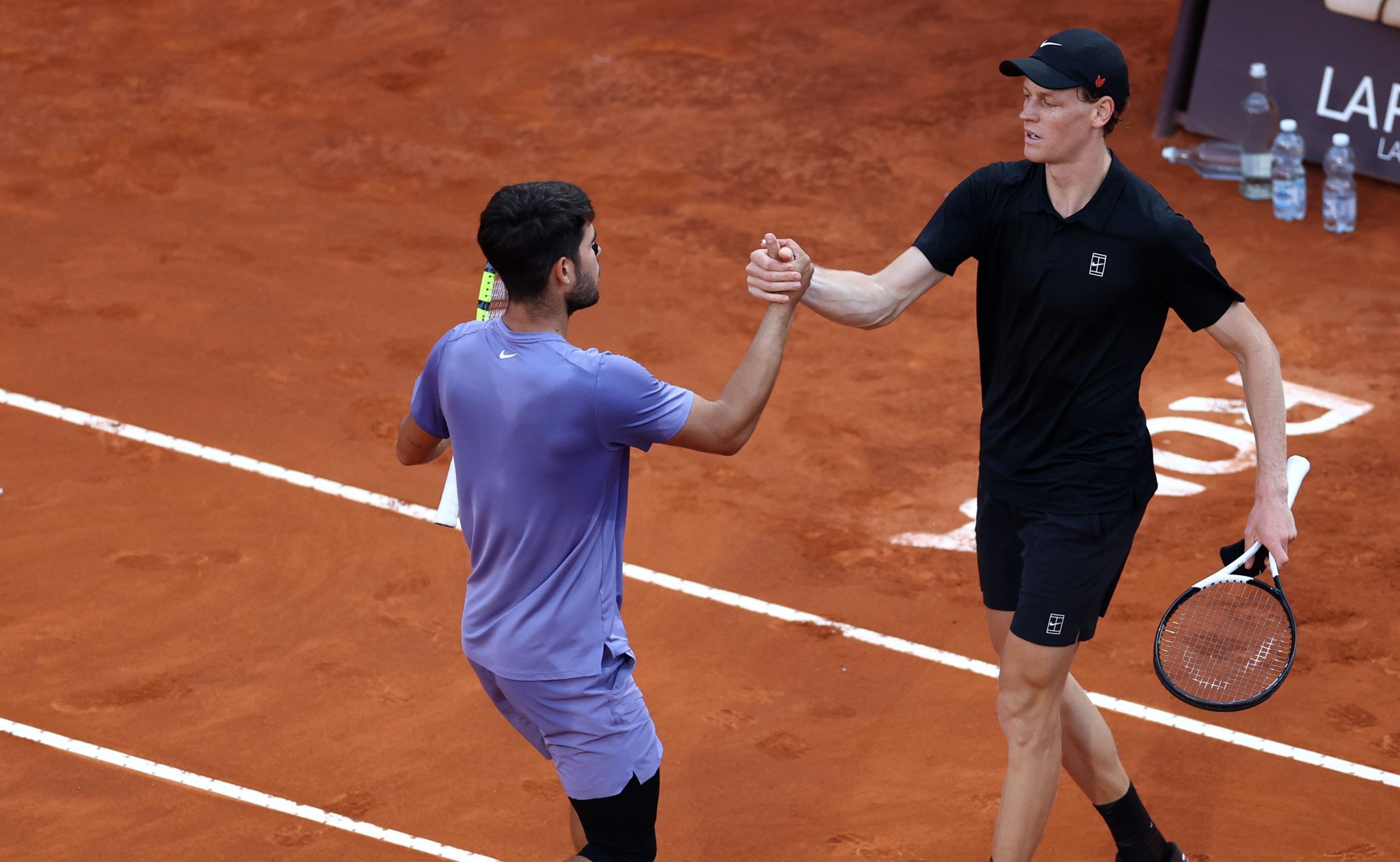 Sinner détrône Alcaraz, PSG et XV de France balayés : les tops et flops