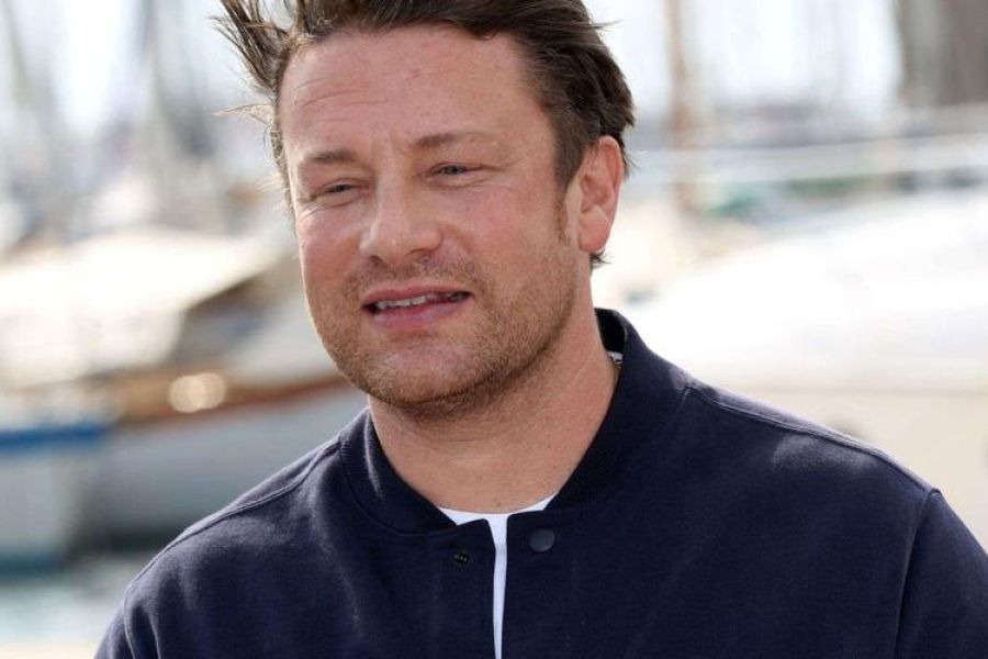 OMONDO CULTURE - Jamie Oliver retire son livre pour enfants après des critiques d'aborigènes australiens : un débat sur la représentation culturelle