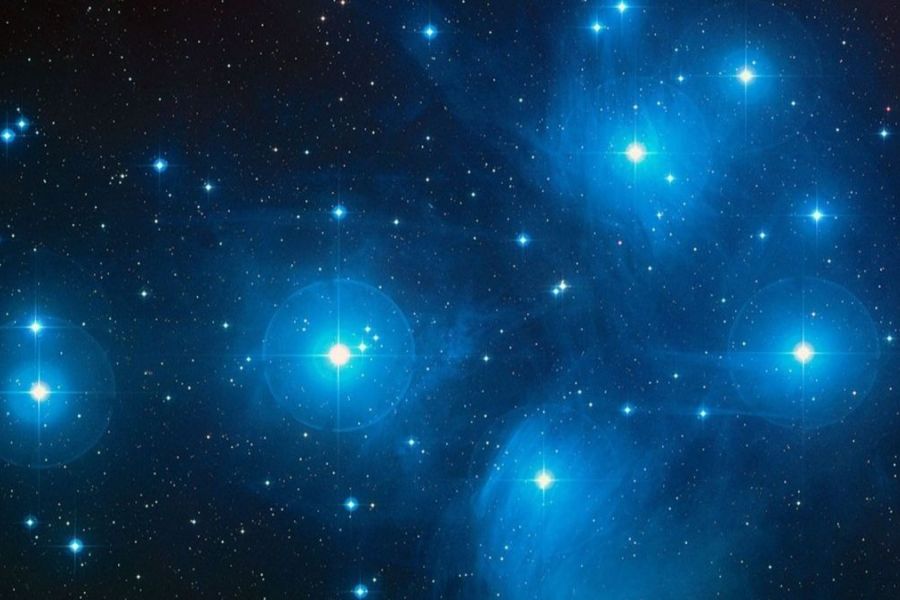Découverte Cosmique : L'Amas Stellaire des Pléiades s'Avère 20 Fois Plus Vaste que Prévu, Révélant des Milliers de « Sœurs Cachées »