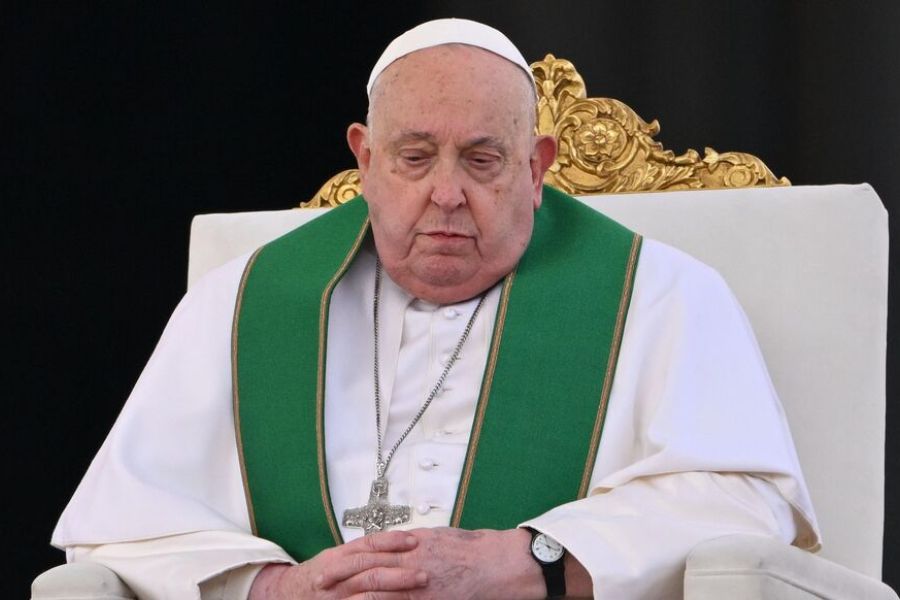 Le Pape François Hospitalisé : Vers une Crise de Succession au Vatican ? Les Enjeux Politiques et Spirituels d'une Église en Mutation