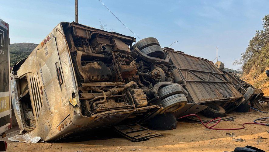 Brésil : 23 morts après la chute d'un car dans un ravin, un drame révélateur des défis de sécurité routière