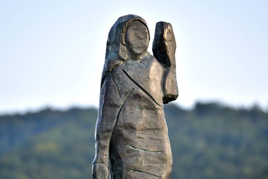 Disparition de la statue de Melania Trump en Slovénie : art, politique et mémoire européenne
