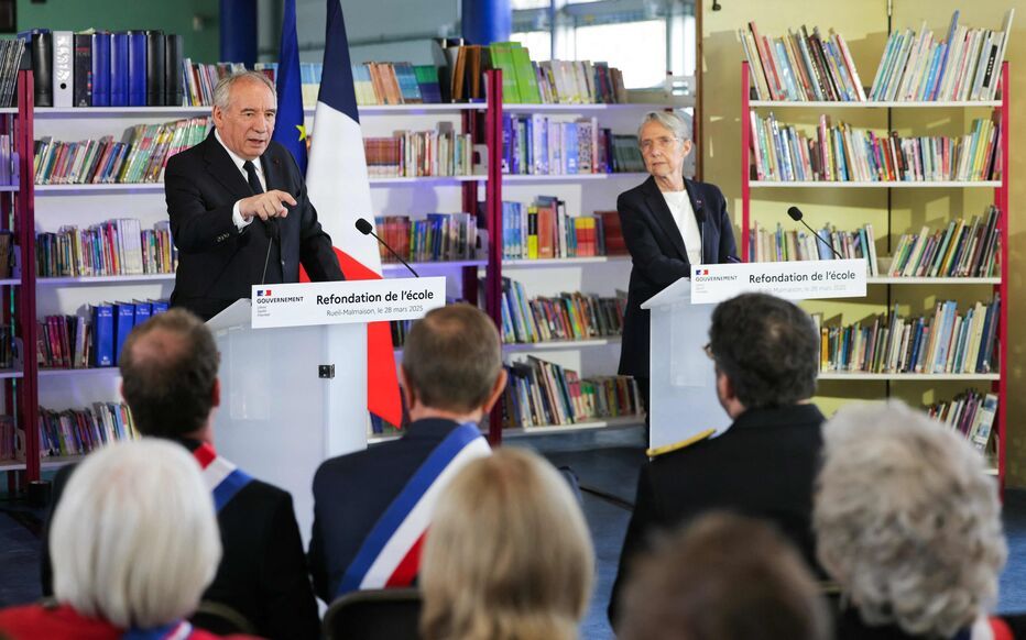 Reconquête de l'écrit, formation rémunérée des enseignants : l'exécutif lance son plan pour "refonder" l'école