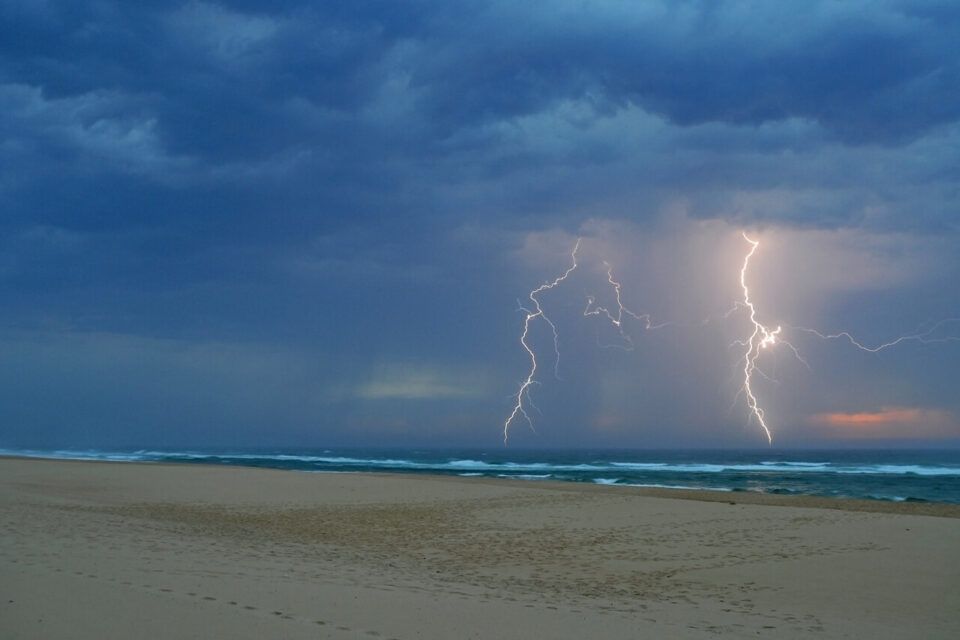 Météo du 14 juillet : orages et fortes chaleurs attendus sur la France, entre risques climatiques et adaptation des territoires