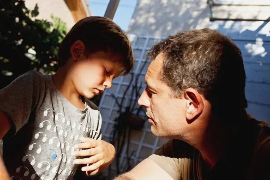 ÉDUCATION NATIONALE : LA GRANDE FRACTURE ENTRE LA FAMILLE ET L’ÉTAT – QUI DÉTIENT LA MORALE DE NOS ENFANTS ?