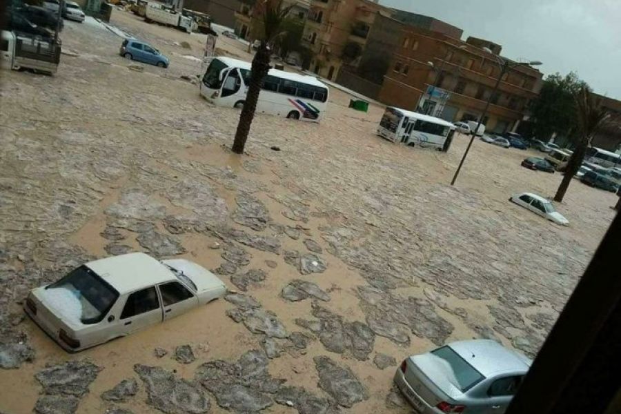 De fortes inondations inhabituelles ont frappé le sud du Maroc et de l'Algérie, faisant au moins quatre morts. Une jeune fille a été emportée par les eaux dans l'extrême sud, tandis qu'une autre personne, qui se trouvait dans un véhicule, est toujours portée disparue.