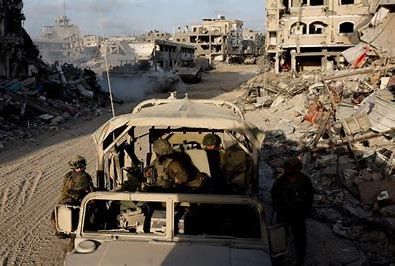 Emmanuel Macron a condamné les tirs israéliens ayant blessé quatre Casques bleus au Liban. Cette déclaration intervient dans un contexte de tensions croissantes entre Israël et le Hezbollah. Appel à la retenue Le président français a appelé à une désescalade et a souligné l'importance du respect du mandat de la Force intérimaire des Nations Unies au Liban (Finul). La France, qui contribue significativement à cette mission, se trouve au cœur des discussions diplomatiques. Questions géopolitiques Cet incident soulève plusieurs questions : Quel rôle joue la France dans la stabilisation de la région ? Comment éviter que ce type d'incident ne compromette davantage la sécurité des Casques bleus ? Quelles solutions diplomatiques peuvent être envisagées pour apaiser les tensions ? Mots-clés : Proche-Orient, Israël, Casques bleus, Emmanuel Macron, tensions géopolitiques Ces articles sont conçus pour être informatifs tout en ouvrant des pistes de réflexion et de discussion sur des sujets d'actualité importants.