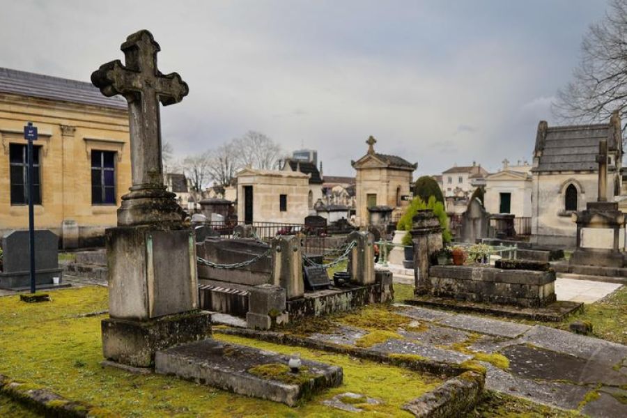 «On peut imaginer que ce soit un lieu pour se promener ou pique-niquer» : à Bordeaux, une réflexion pour transformer les cimetières en parcs urbains